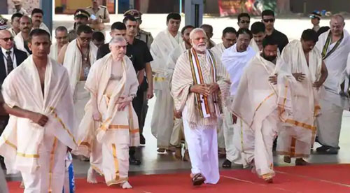 PM wears traditional ‘mundu’ on his visit to Guruvayur temple.